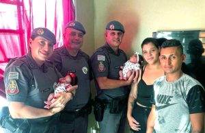 Video/ Policët shpëtojnë një foshnjë 8-ditëshe pas mbytjes nga pengimi në frymëmarrje