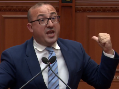 Video/ Shpërthejnë pusetat në parlament. Korreshi: Shkollat e Lushnjes e kanë “m… deri në gju”