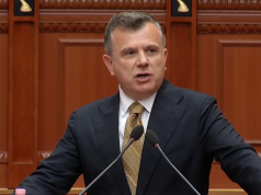 Taulant Balla ironizon opozitën në Kuvend: Mos na bëni qesharakë me projekt-rezolutën e PE , javën tjetër e kemi debatin për raportin.