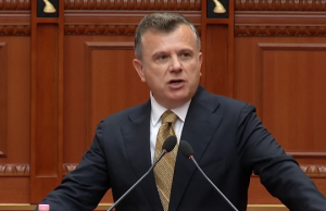 Taulant Balla ironizon opozitën në Kuvend: Mos na bëni qesharakë me projekt-rezolutën e PE , javën tjetër e kemi debatin për raportin.