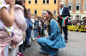 Kate Middleton flet italisht me fëmijët në vizitën e parë jashtë vendit pas diagnostikimit me kancer