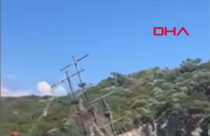 Video/ Fundoset anija me 148 turistë në Turqi, pasagjerët hidhen në det për të shpëtuar