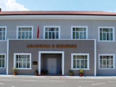 Dyshohet helmim masiv në Akademinë e Sigurisë, 40 studentë përfundojnë me probleme shëndetësore