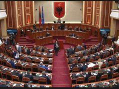 Rama mbërrin pas mesnate në Kuvend vetëm për të votuar. Miratohet akti normativ për uljen e akcizës