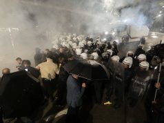 Tensione në protestën e PD, molotovë dhe gurë drejt policisë, efektivët përgjigjen me ujë dhe gaz lotsjellës