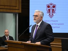 “Të pandehurit në kafaze xhami”, Gogu reagon nga GJKKO. Ministri: Siguria po, por pa shkelur standardet europiane