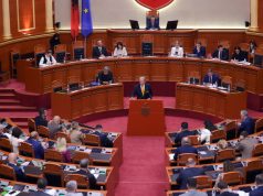 Berisha ironizon Spiropalin në Kuvend: Lubia e quajti “Pallosh” dhe Rama e mbron, ti e quajte Skënderbe dhe të flaku