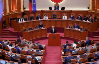 Berisha ironizon Spiropalin në Kuvend: Lubia e quajti “Pallosh” dhe Rama e mbron, ti e quajte Skënderbe dhe të flaku