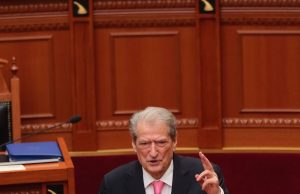 Berisha sulmon Ramën në Kuvend: Shqiptarët po varfërohen, ai shpenzon 300 mijë euro për një udhëtim