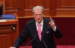 Berisha sulmon Ramën në Kuvend: Shqiptarët po varfërohen, ai shpenzon 300 mijë euro për një udhëtim