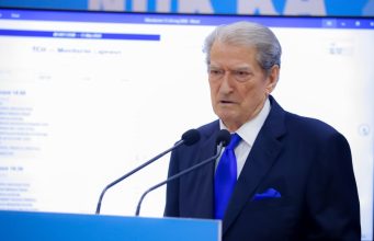 “Mediat e Ramës kanë vrarë fjalën e lirë”/ Berisha shpërthen me akuza të forta ndaj televizioneve