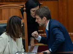 “Merkuri në retrogradë” hyn në Kuvend/ Nga karrigia e Ramës te përplasjet PS-PS, seanca e çuditshme. Ferit Hoxha ulet gabimisht në vendin e Ramës, Peleshi përplaset me Manjën dhe i ndërpret fjalën të gjithëve…edhe ministres Ismaili