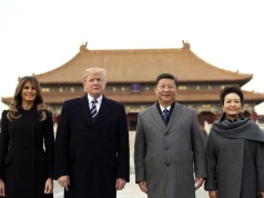 Trump mbërrin në Kinë për takimin vendimtar me Xi Jinping! Në tavolinë: Irani, Tajvani dhe lufta tregtare. Musk, Tim Cook dhe gjigantët e teknologjisë shoqërojnë presidentin amerikan në Pekin
