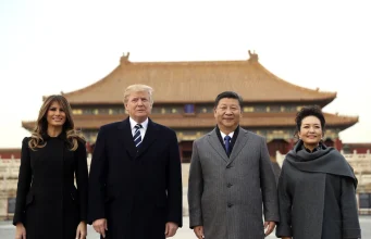 Trump mbërrin në Kinë për takimin vendimtar me Xi Jinping! Në tavolinë: Irani, Tajvani dhe lufta tregtare. Musk, Tim Cook dhe gjigantët e teknologjisë shoqërojnë presidentin amerikan në Pekin
