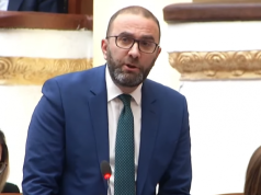 Bardhi shpërthen në Kuvend: Po mbroni Ballukun dhe po përjashtoni opozitën nga integrimi europian