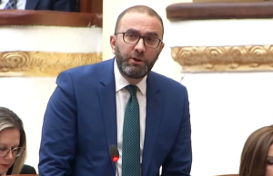 Bardhi shpërthen në Kuvend: Po mbroni Ballukun dhe po përjashtoni opozitën nga integrimi europian