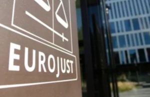 Eurojust zbardh operacionin Shqipëri-Itali/ Goditet rrjeti i pastrimit të parave dhe trafikut të drogës. 12 të arrestuar, hetimet lidhen edhe me një vrasje mafioze në Itali