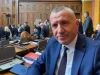 Dokumenti në Kuvendin e Serbisë përmend masakrat dhe varrezat masive të luftës 1998-1999. Shaip Kamberi propozon rezolutë për dënimin e krimeve në Kosovë
