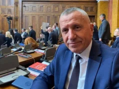 Dokumenti në Kuvendin e Serbisë përmend masakrat dhe varrezat masive të luftës 1998-1999. Shaip Kamberi propozon rezolutë për dënimin e krimeve në Kosovë