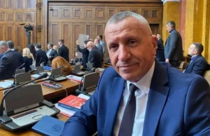 Dokumenti në Kuvendin e Serbisë përmend masakrat dhe varrezat masive të luftës 1998-1999. Shaip Kamberi propozon rezolutë për dënimin e krimeve në Kosovë