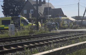 “Semafori ishte i kuq dhe trau i ulur”/ Belgjikë, treni përplas furgonin e nxënësve, 4 të vdekur dhe 5 të plagosur