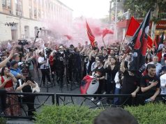 “Kombi mbi partitë”/Tubim para ambasadës së RMV në Tiranë, kërkohet provimi i jurisprudencës në shqip