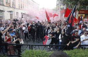 “Kombi mbi partitë”/Tubim para ambasadës së RMV në Tiranë, kërkohet provimi i jurisprudencës në shqip