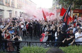 “Kombi mbi partitë”/Tubim para ambasadës së RMV në Tiranë, kërkohet provimi i jurisprudencës në shqip