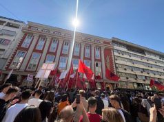 “Shkupi shqiptar” ngrihet më 18 Maj! Plisat dhe Tifozët Kuqezi bashkohen për gjuhën shqipe