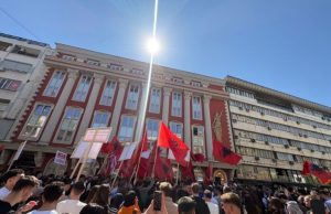 “Shkupi shqiptar” ngrihet më 18 Maj! Plisat dhe Tifozët Kuqezi bashkohen për gjuhën shqipe