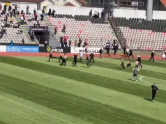KAOS në “Elbasan Arena”! Tifozët pushtojnë fushën Dhunë, shishe ndaj arbitrit dhe 10 ultras të Tiranës në polici