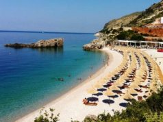 “Skandal!” 700 lekë për një çadër në plazh publik, shpërthejnë qytetarët në Vlorë