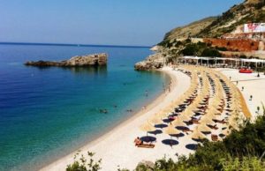 “Skandal!” 700 lekë për një çadër në plazh publik, shpërthejnë qytetarët në Vlorë