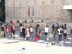 Protestuesit kalojnë natën para Kryeministrisë, Policia i paralajmëron për bllokimin e Bulevardit