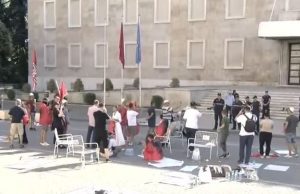 Protestuesit kalojnë natën para Kryeministrisë, Policia i paralajmëron për bllokimin e Bulevardit