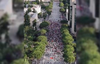 Rama sfidon CNN: Si u kthye protesta e Zvërnecit në spektakël ndërkombëtar/ Kryeministri thotë se protesta e sotme mblodhi rreth 2 mijë persona dhe se në kulmin e saj nuk ka kaluar 8 mijë pjesëmarrës.