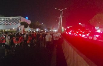 Protesta rekord, mbi 8 orë/ Tubimi i 15-të kundër Ramës zgjatet deri në Rinas pas marshimit