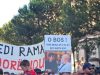 “U bë Narta Kos”/ Protesta e 17-të në Tiranë, marshim kilometrik dhe sulme ndaj garancive të BE për Zvërnecin