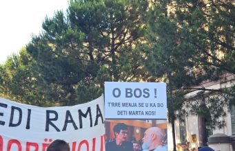 “U bë Narta Kos”/ Protesta e 17-të në Tiranë, marshim kilometrik dhe sulme ndaj garancive të BE për Zvërnecin