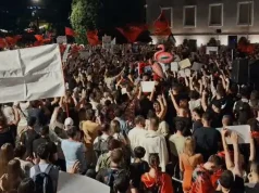 Mbyllet protesta e shtatë kundër investimit në Zvërnec, protestuesit marshojnë në rrugët e Tiranës