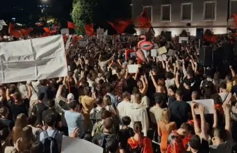 Mbyllet protesta e shtatë kundër investimit në Zvërnec, protestuesit marshojnë në rrugët e Tiranës