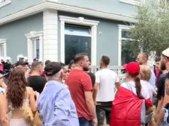 Gjashtë persona u shoqëruan pas tensioneve para Kuvendit. Protestuesit kërkojnë lirimin e tyre dhe akuzojnë policinë për dhunë