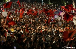Nano, apel protestuesve: Mbani distancë nga zagarët e Berishës dhe qentë e Hamasit