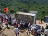 Tensione në Kakome, banorët shembin rrethimin dhe paralajmërojnë: Tokat tona do t’i mbrojmë me gjak