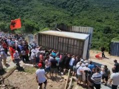 Tensione në Kakome, banorët shembin rrethimin dhe paralajmërojnë: Tokat tona do t’i mbrojmë me gjak