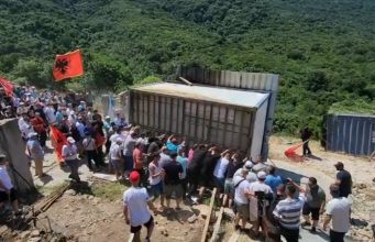 Tensione në Kakome, banorët shembin rrethimin dhe paralajmërojnë: Tokat tona do t’i mbrojmë me gjak
