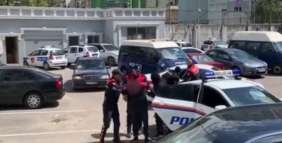 tirane-28-te-mitur-me-thika-e-maska-policia-parandalon-perplasjen-e-rrezikshme-ne-kombinat