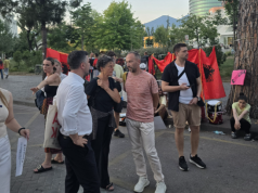 Delegacioni i kryesuar nga eurodeputetja Tineke Strik vizitoi protestën qytetare pas takimeve me përfaqësues të shoqërisë civile dhe aktorë politikë.