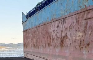 Apel nga anija e braktisur në Shëngjin: “Na ndihmoni të marrim pagat dhe të kthehemi në shtëpi”