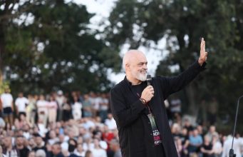 Rama: Protesta për flamingot po përdoret për qëllime të tjera. Nga Fieri, kryeministri akuzon organizatorët për manipulim dhe mbron projektin e Zvërnecit